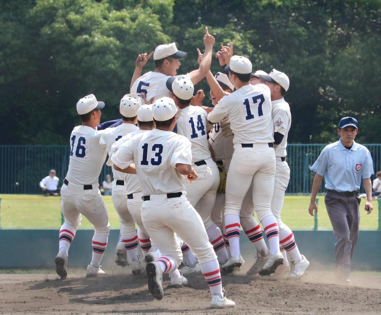 優勝した東洋大姫路ナインがマウンド付近で喜びを爆発させる（撮影・林亮佑）