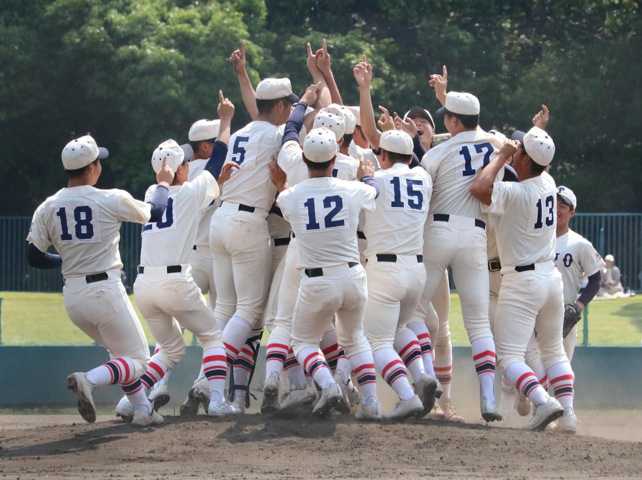 優勝した東洋大姫路ナインがマウンド付近で喜びを爆発させる（撮影・林亮佑）