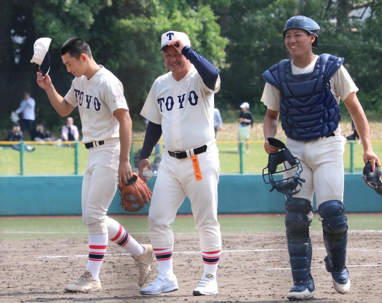 優勝した東洋大姫路の岡田監督がウイニングボールを受け取って笑顔を見せる（撮影・林亮佑）