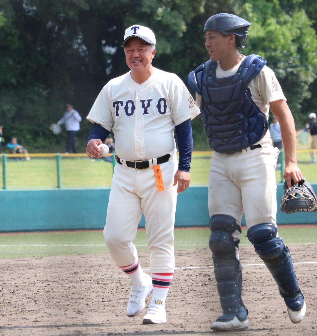 優勝した東洋大姫路の岡田監督がウイニングボールを受け取って笑顔を見せる。右は桑原（撮影・林亮佑）