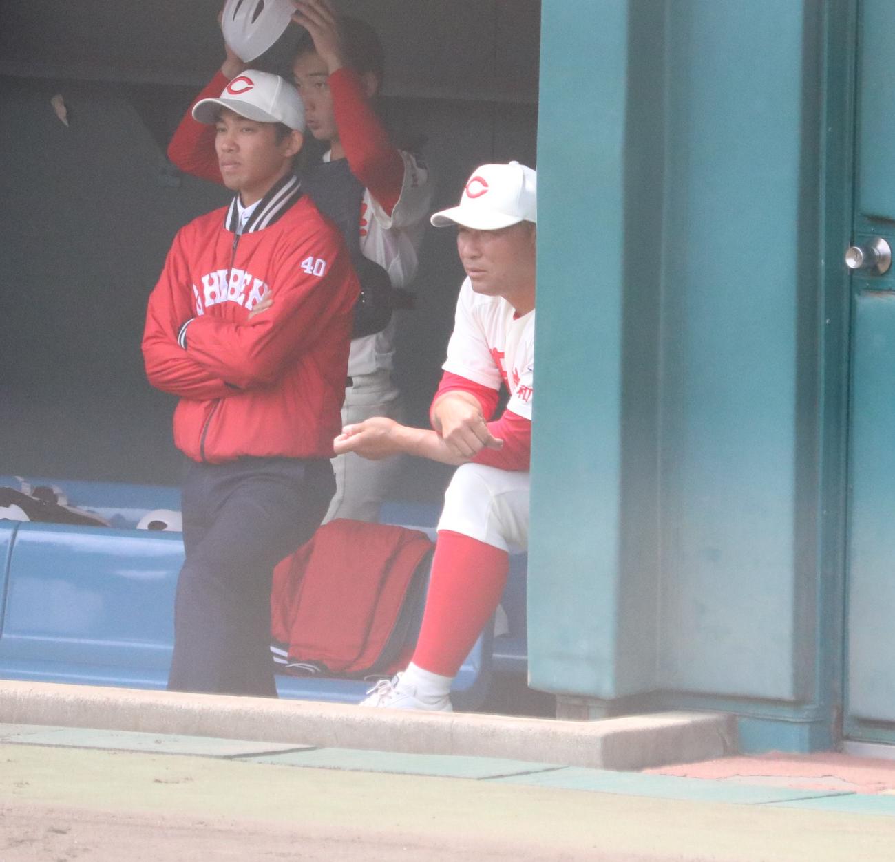 智弁和歌山の中谷監督がベンチから試合を見つめる（撮影・林亮佑）