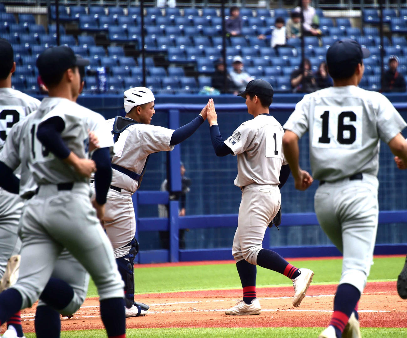 試合後、タッチをする雨木（右）と仲丸の中越バッテリー