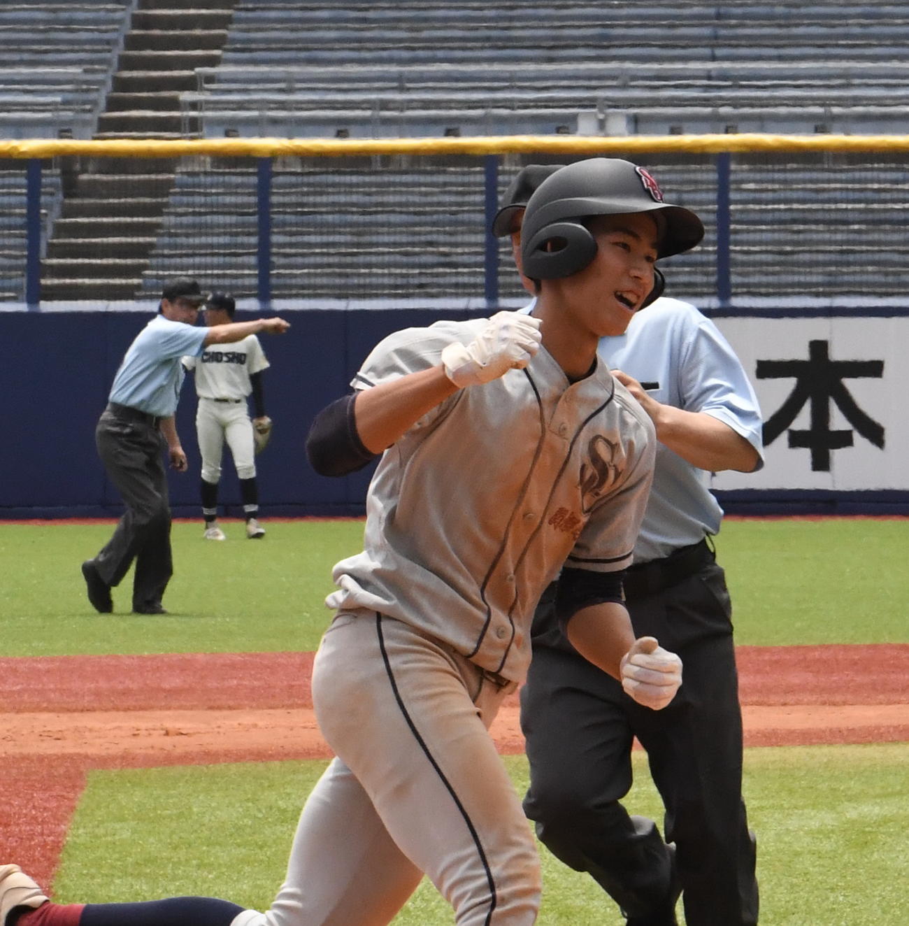長野商対関根学園　2－6の9回裏無死、右越えに本塁打を放ち笑顔の関根学園・相馬隼（手前）（撮影・小林忠）