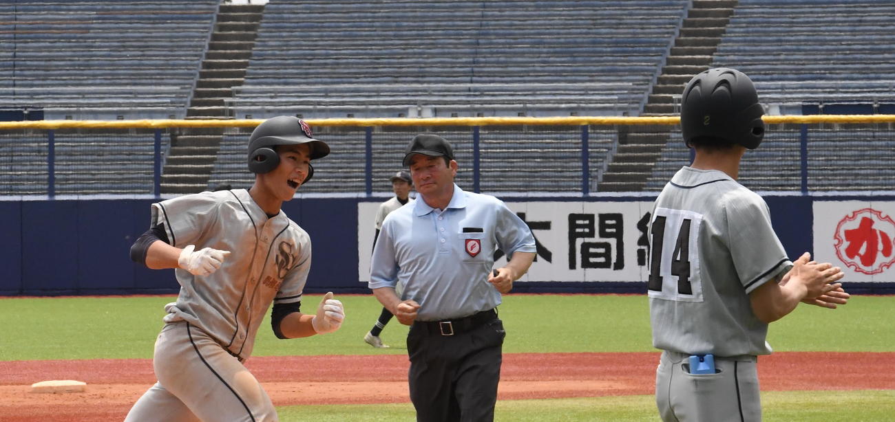 長野商対関根学園　2－6の9回裏無死、右越えに本塁打を放ち笑顔の関根学園・相馬隼（左）（撮影・小林忠）
