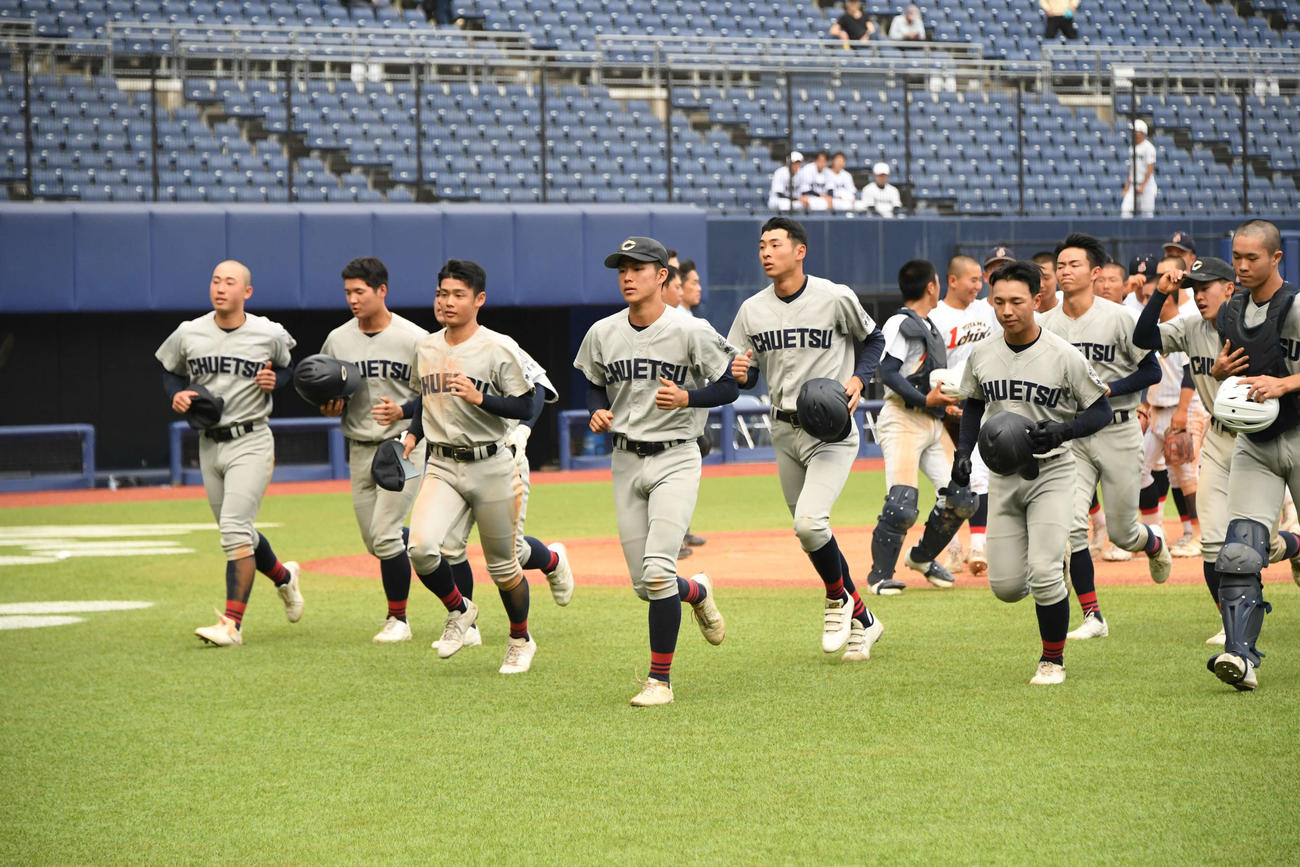 試合後のあいさつを終えてベンチに引き上げる中越ナイン