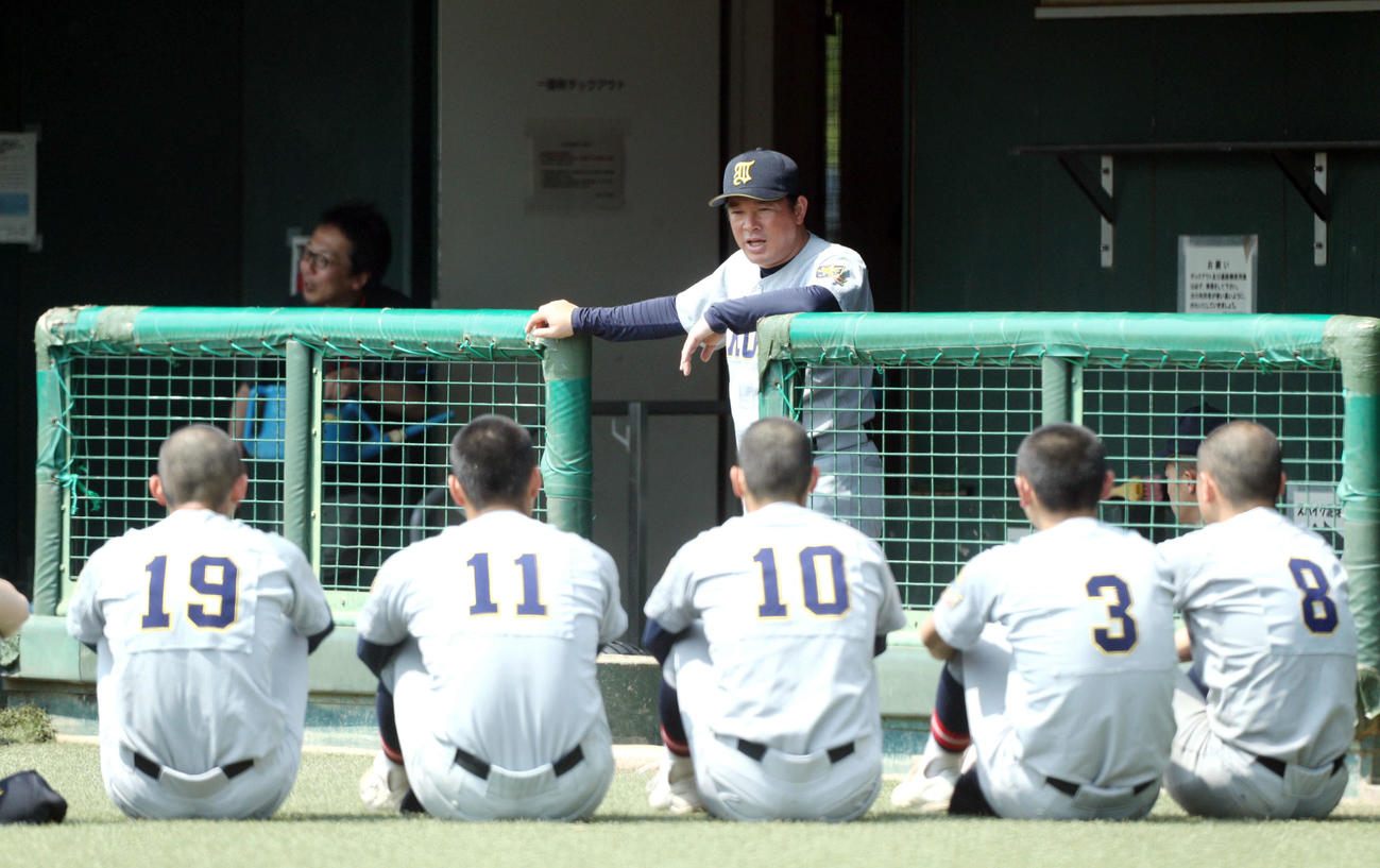 5月21日仙台城南戦、須江監督の話を聞く仙台育英ナイン