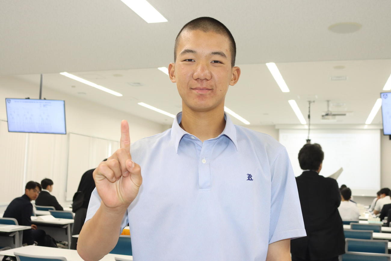NO1ポーズをする駒大苫小牧の主将・林逸洋（撮影・保坂果那）