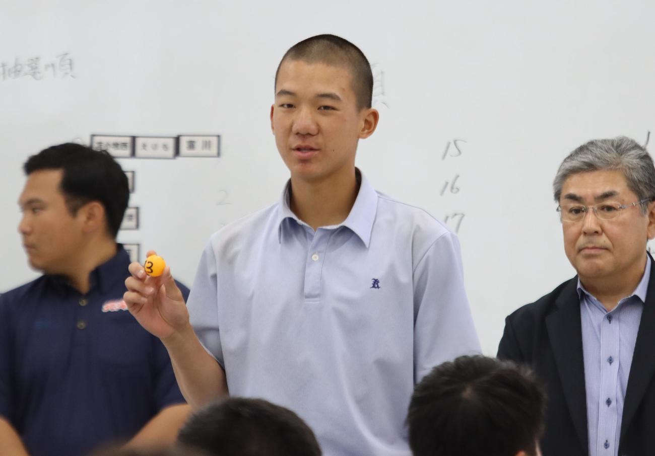 引いたくじの番号を発表する駒大苫小牧の主将・林逸洋（撮影・保坂果那）