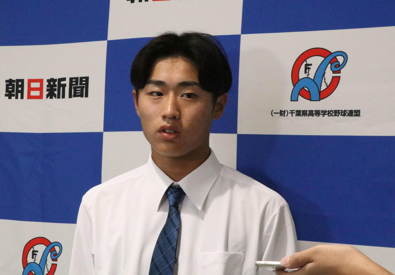 抽選会後に囲み取材を受ける成美・富田主将（撮影・山本佳央）