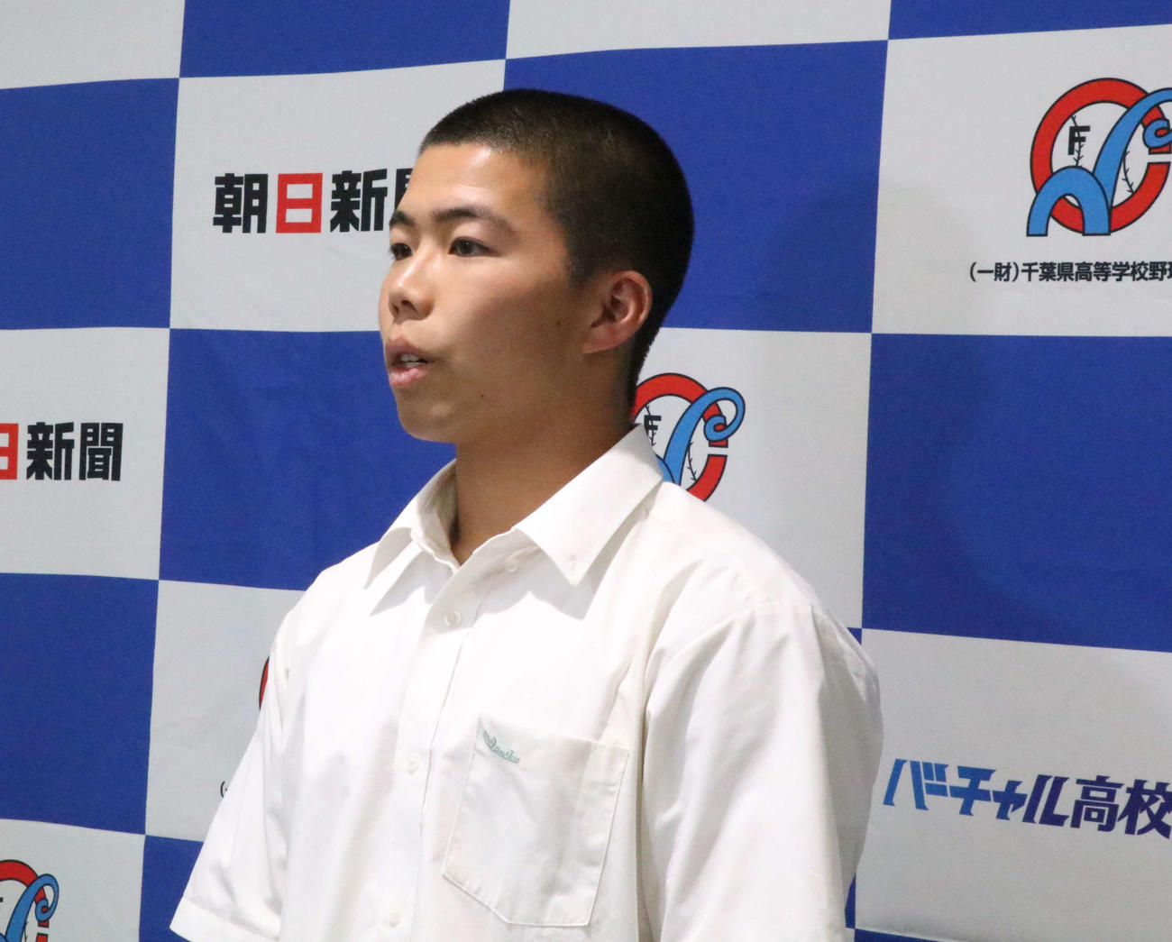 抽選会後に囲み取材を受ける専大松戸・山本主将（撮影・山本佳央）