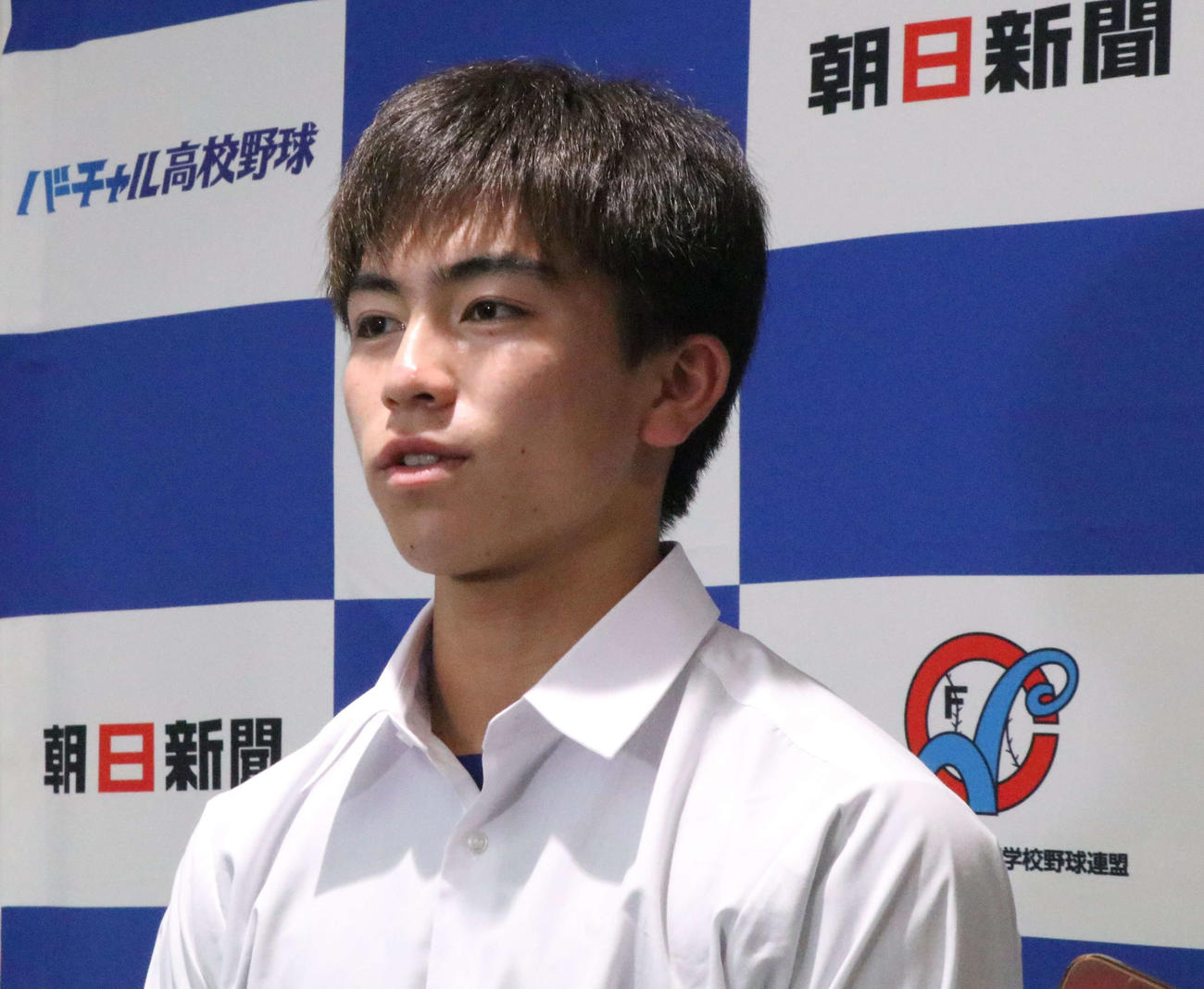 抽選会後に囲み取材を受ける佐倉・佐藤主将（撮影・山本佳央）