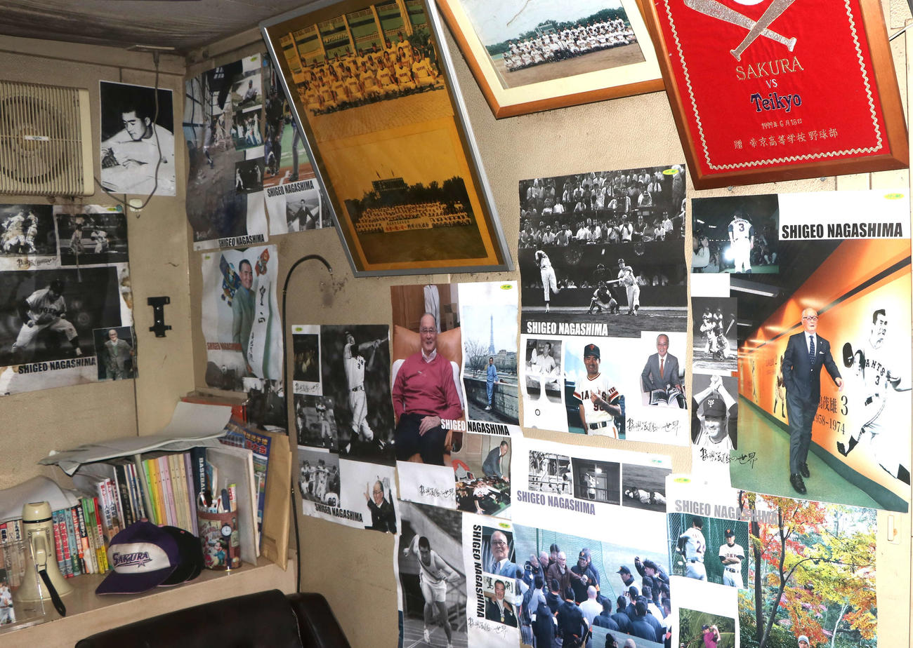 長嶋茂雄氏の写真が飾られた佐倉・監督室（撮影・北村健龍）