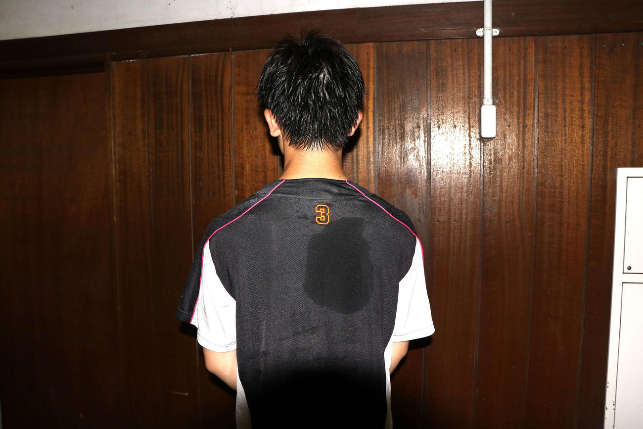 長嶋茂雄さんの背番号「3」の入った練習試合用ユニホームを着用する佐倉・佐藤主将（撮影・北村健龍）