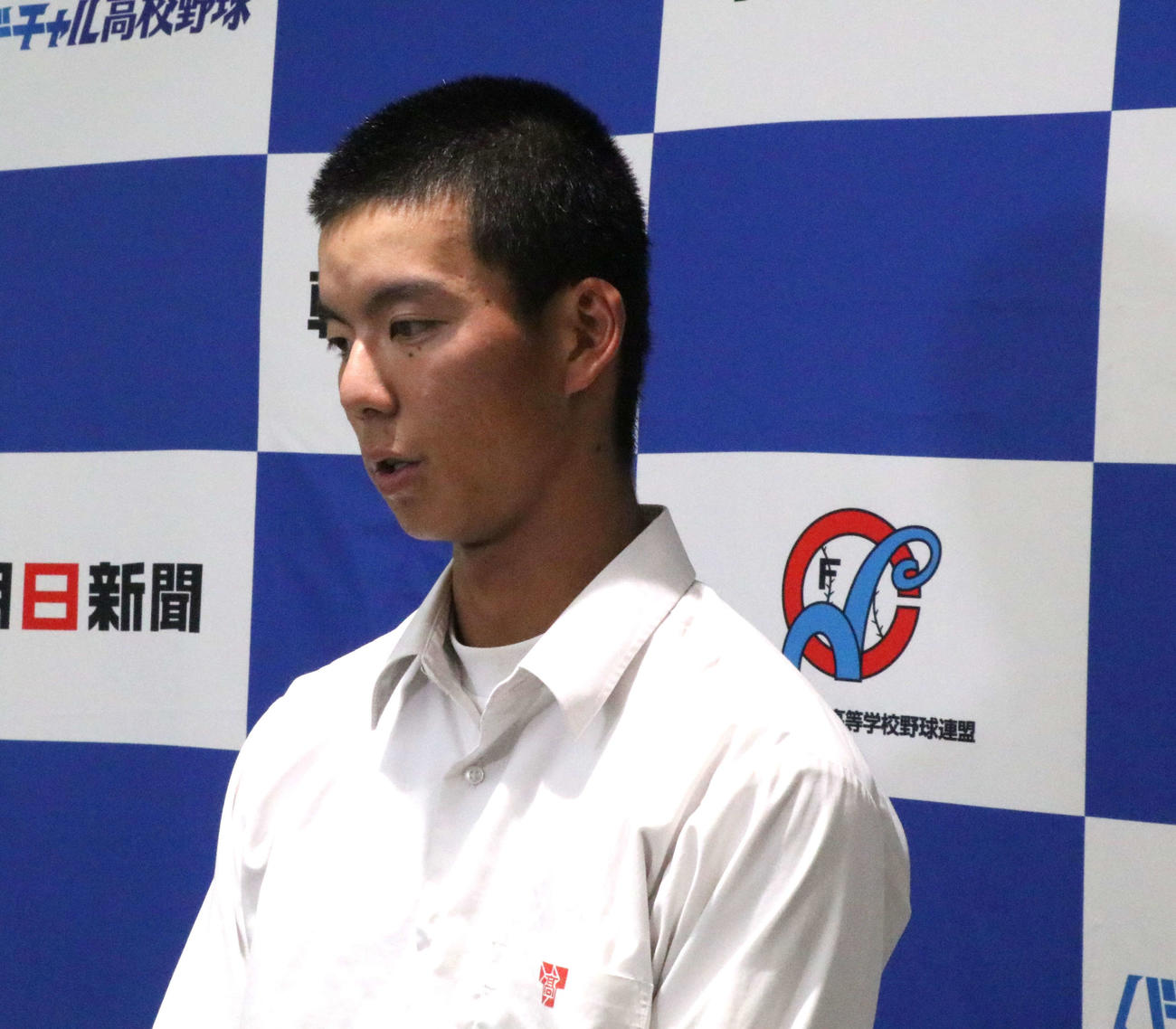 抽選会後に囲み取材を受ける習志野・岡田主将（撮影・山本佳央）