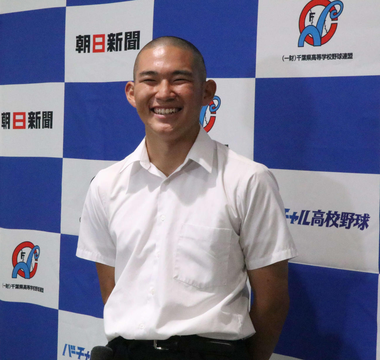 107回大会の選手宣誓を務める市川工・小国主将は囲み取材で笑顔を見せる（撮影・山本佳央）
