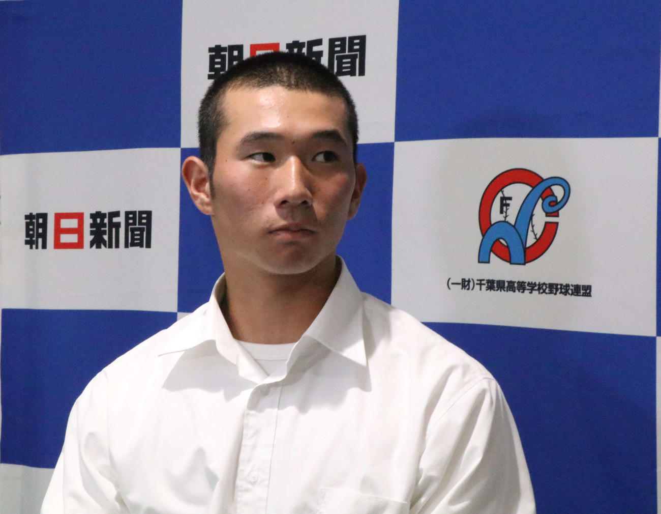 抽選会後に囲み取材を受ける佐倉・本島主将（撮影・山本佳央）