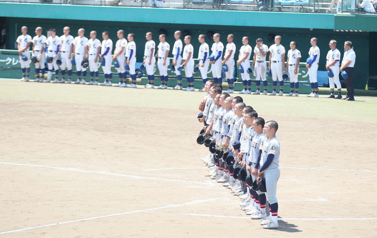 聖光学院対仙台育英　勝利し校歌を歌う仙台育英ナイン（手前）（撮影・高橋香奈）