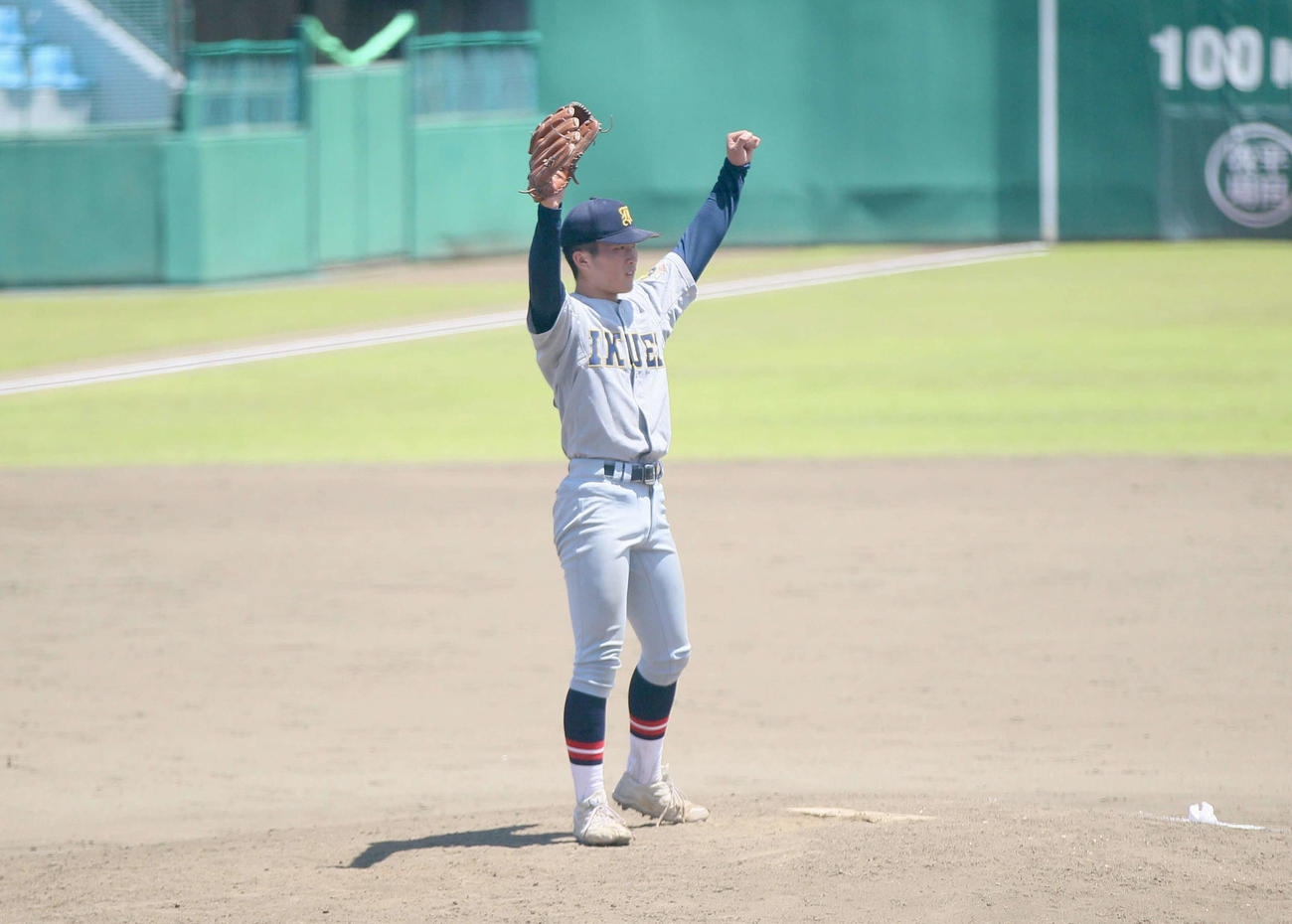 聖光学院対仙台育英　ラストバッターを抑え両拳をあげる仙台育英・吉川（撮影・高橋香奈）