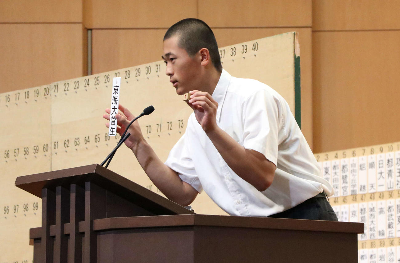 107回西東京大会抽選会でくじを引いた東海大菅生の前田（撮影・泉光太郎）