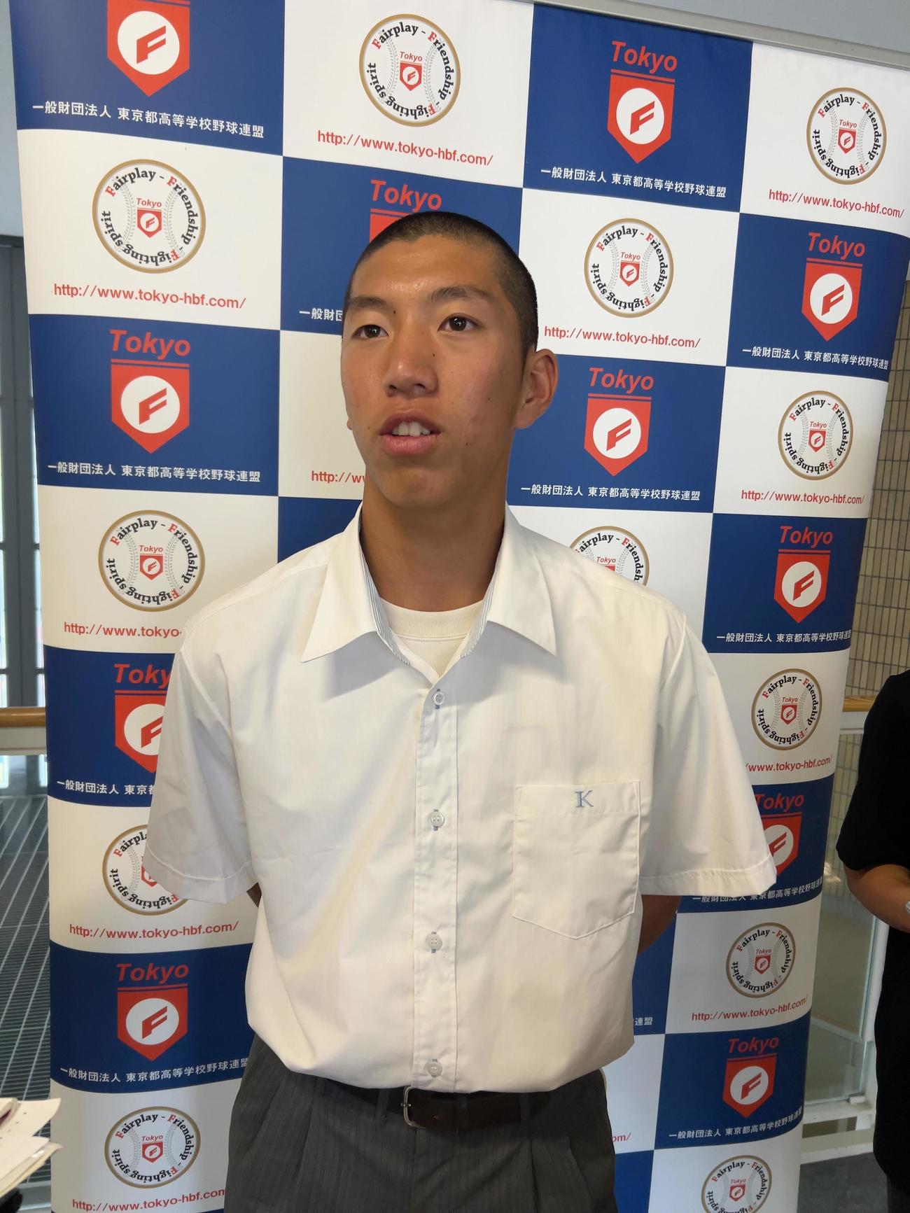 抽選会を終えて取材に応じる関東第一の越後駿祐主将（撮影・平山連）