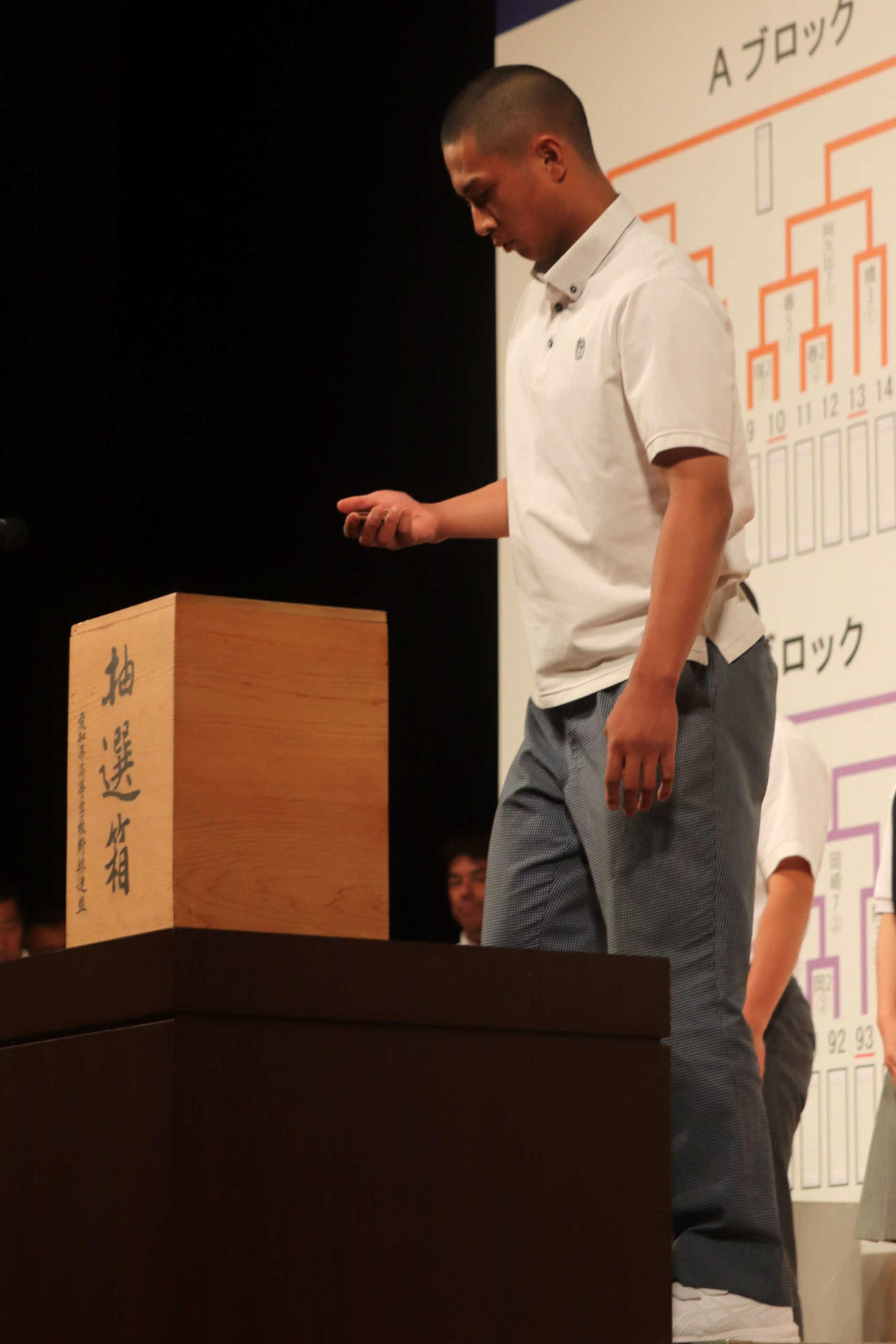 愛知大会の抽選会に臨んだ、東邦の主将・朝倉（撮影・中島麗）