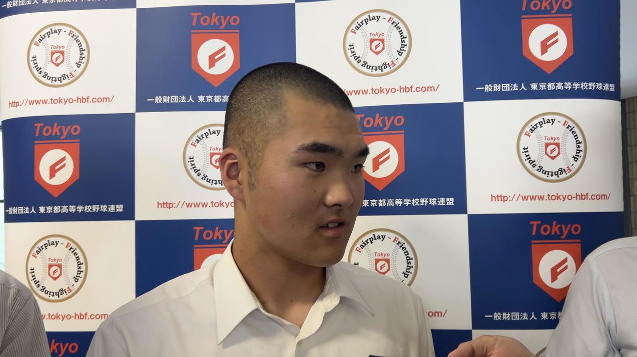 抽選会を終えて取材に応じる二松学舎大付の日笠雅凰主将（撮影・平山連）