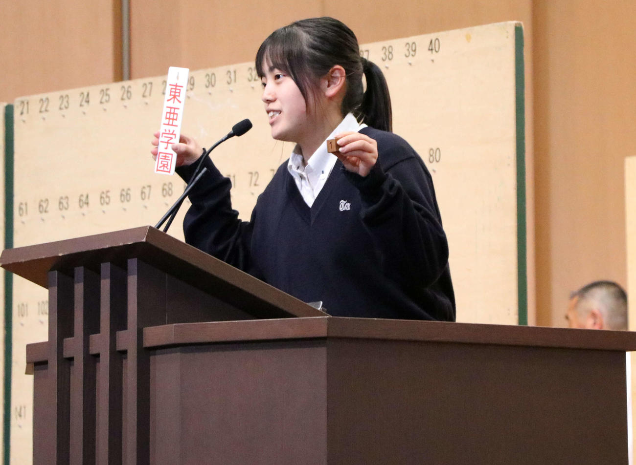 107回東東京大会抽選会でくじを引いた東亜学園の部員（撮影・泉光太郎）