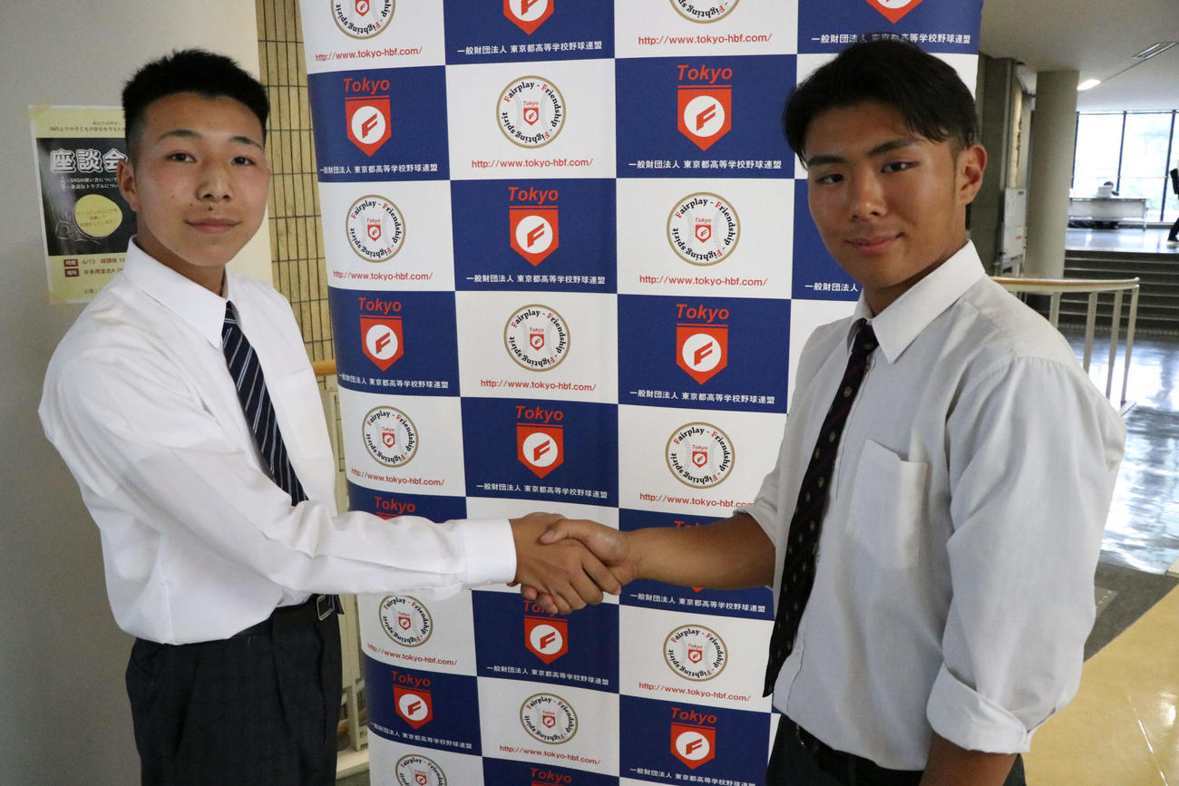 西東京大会の開幕カードを引き当てた八王子北の石野（右）と五商の青木（撮影・泉光太郎）