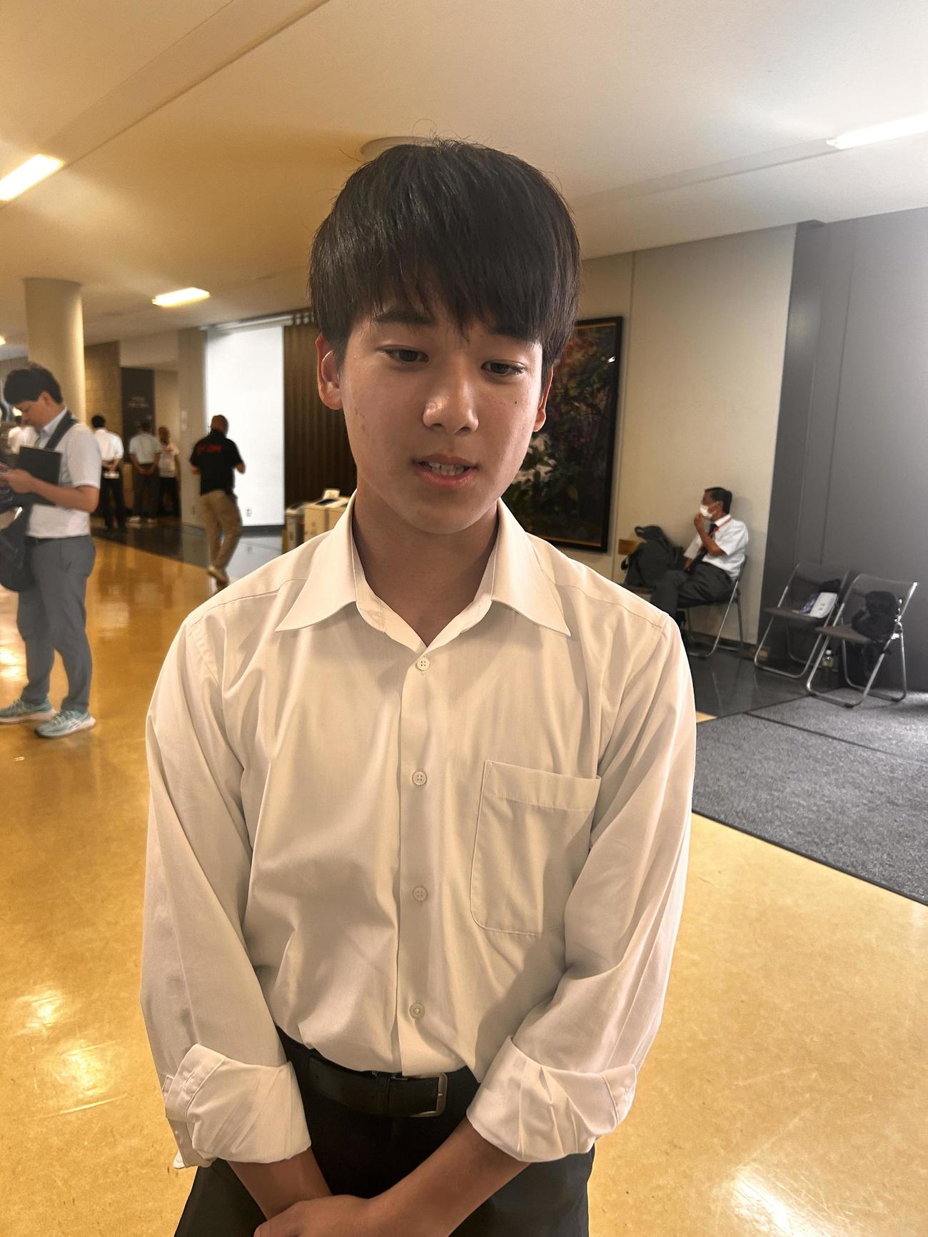抽選会を終えて取材に応じる両国の小坂康太主将（撮影・平山連）