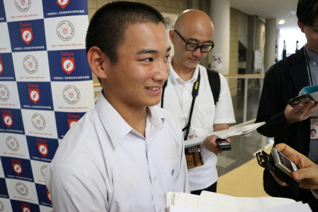 107回西東京大会抽選会でくじを引き、取材に応じた早実の五木マネジャー（撮影・泉光太郎）