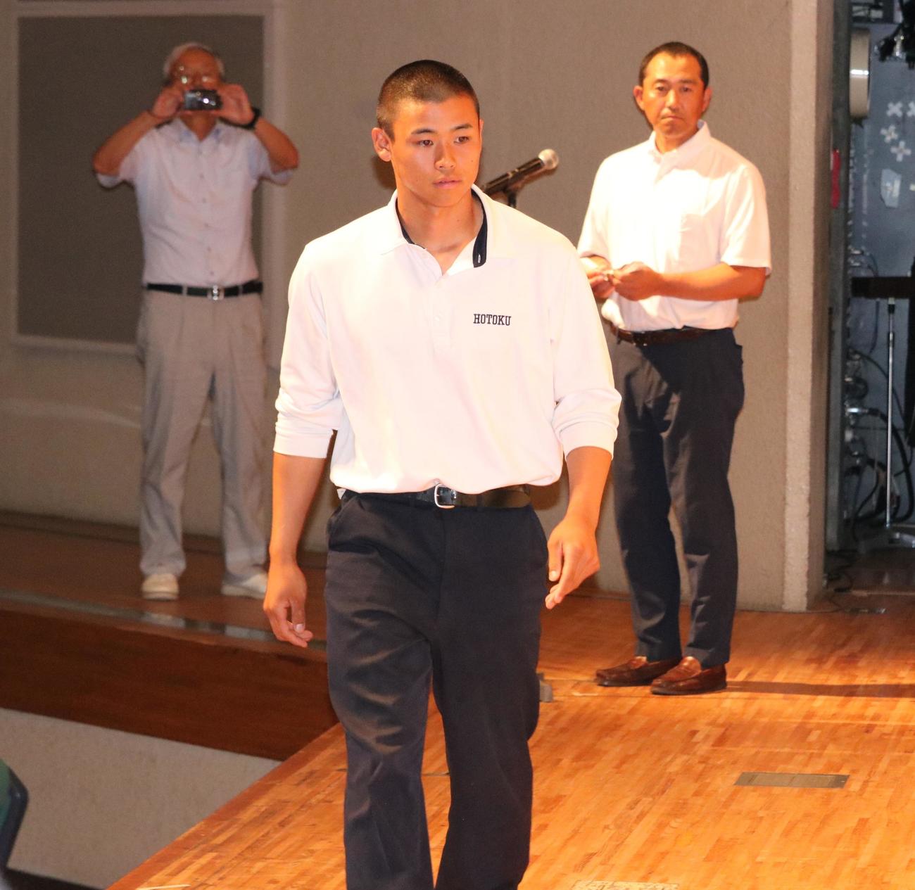 報徳学園の橋本主将が抽選に臨む（撮影・林亮佑）