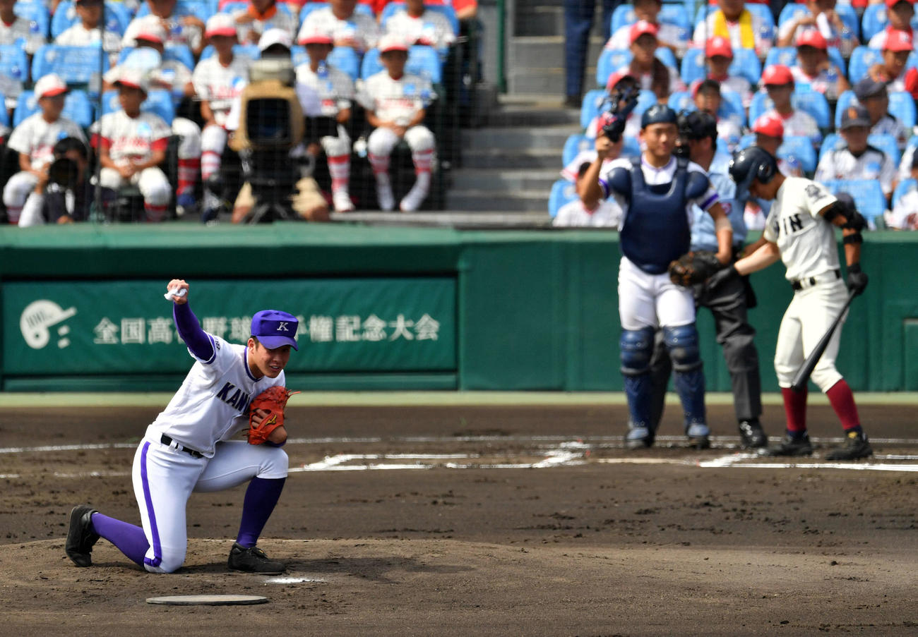 第100回全国高校野球選手権大会の決勝、金足農対大阪桐蔭の1回裏開始前、センターに向けポーズを決める金足農・吉田輝星（2018年8月21日）