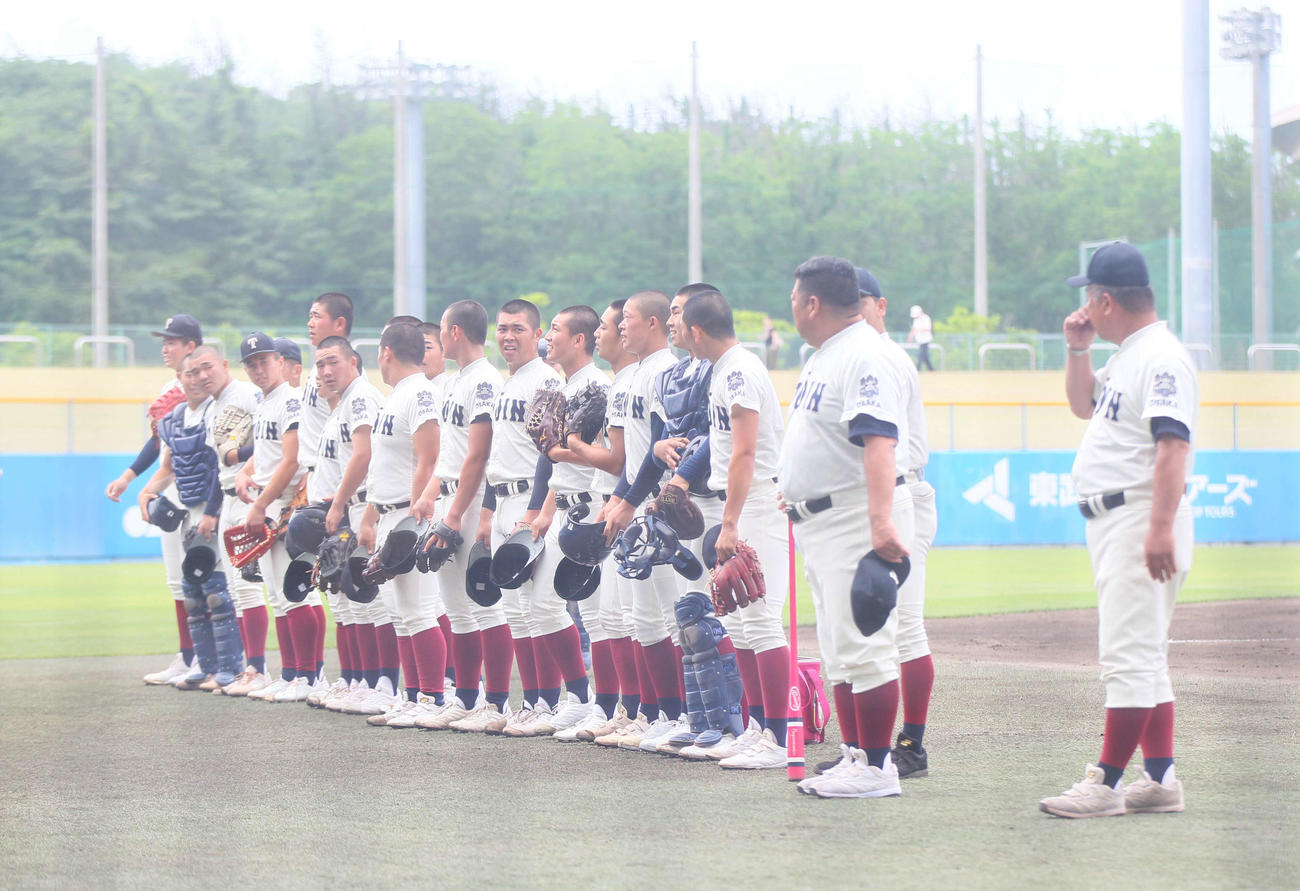 金足農対大阪桐蔭　試合前、スタンドに挨拶をする大阪桐蔭ナインと首脳陣ら（撮影・高橋香奈）