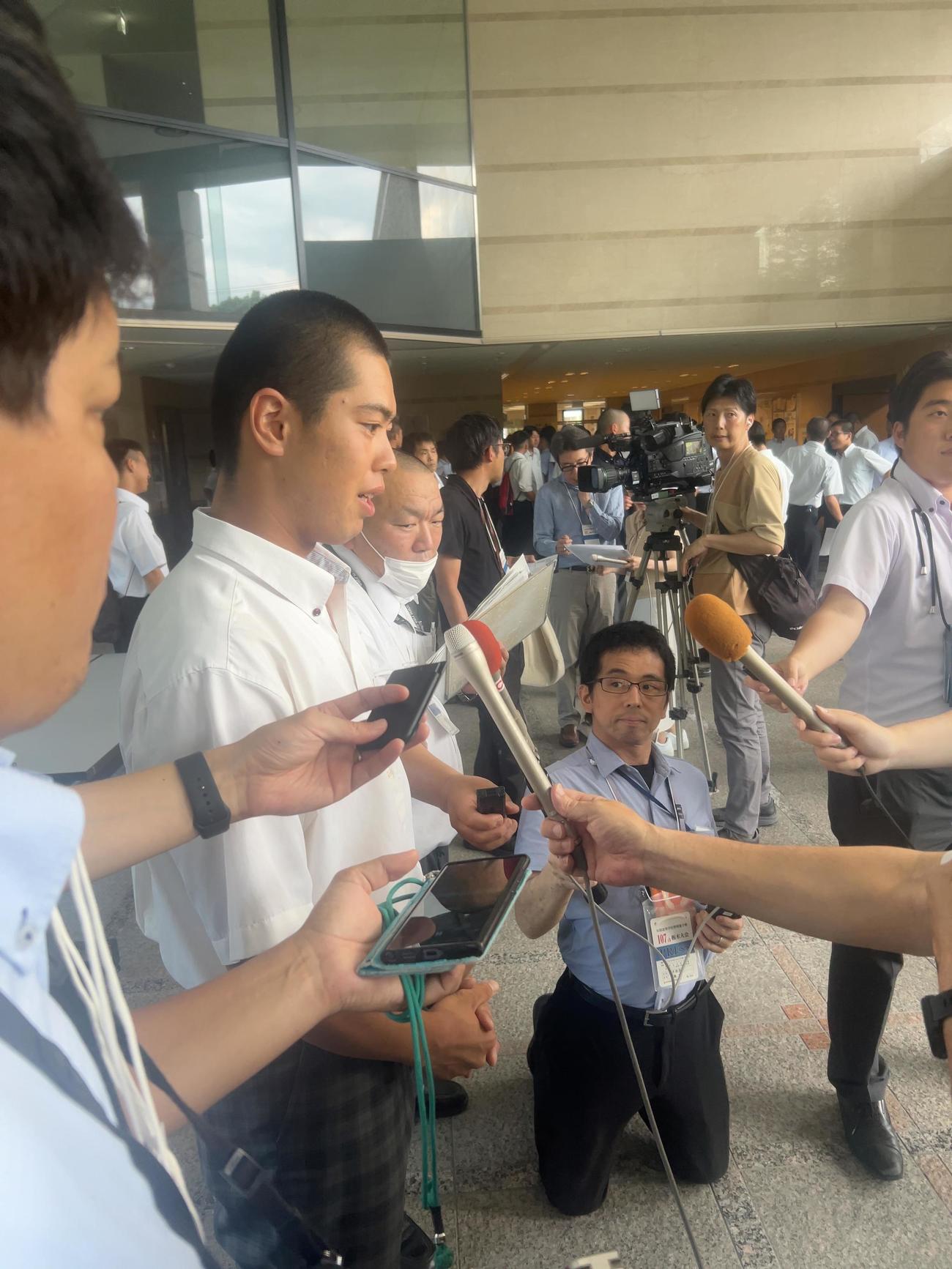 第107回全国高校野球選手権栃木大会の組み合わせ抽選会後、報度陣の取材に応じるた作新学院の葭葉（よしば）主将（撮影・平山連）