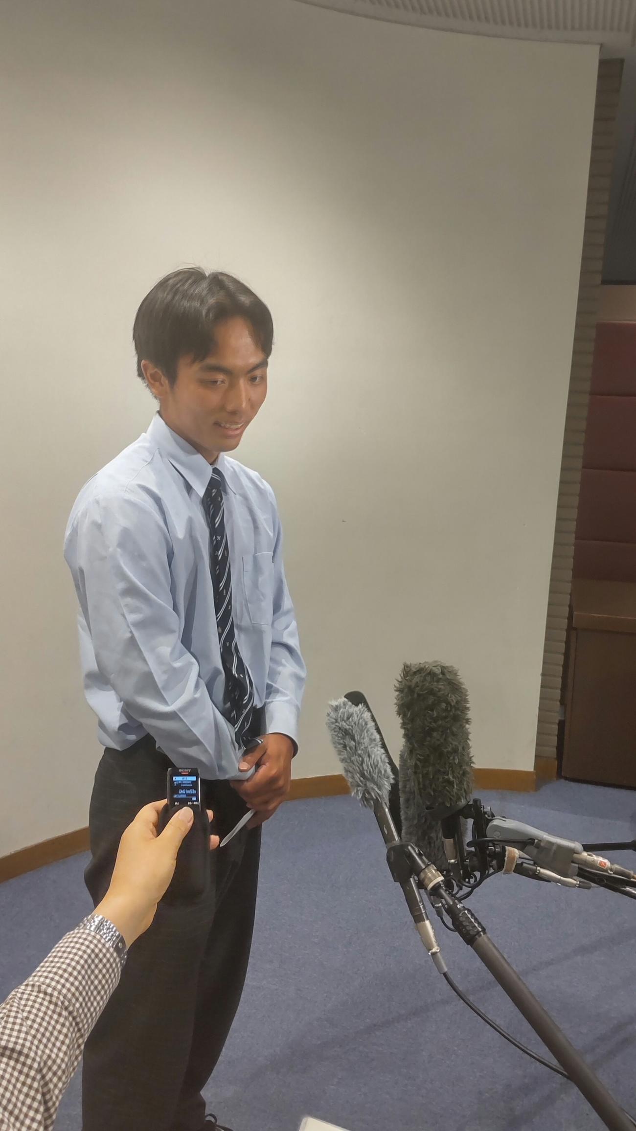 第107回全国高校野球選手権山梨大会の組み合わせ抽選会後、報度陣の取材に応じる甲府東の古屋主将