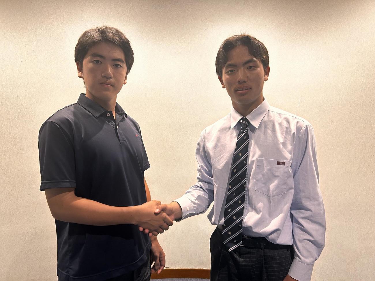 第107回全国高校野球選手権山梨大会の開幕戦を務める韮崎の杉原主将（左）甲府東の古屋主将（撮影・平山連）