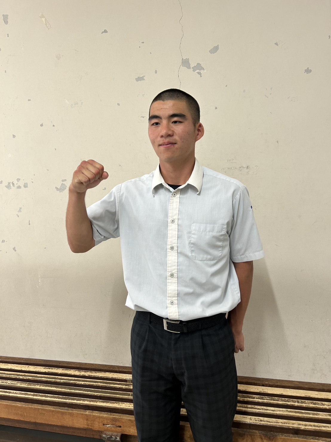 ガッツポーズする西日本短大付・小川主将（撮影・佐藤究）