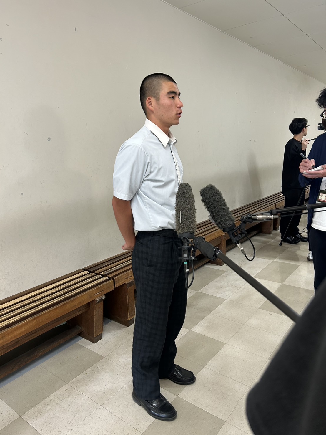抽選会を終え、取材に応じる西日本短大付・小川主将（撮影・佐藤究）