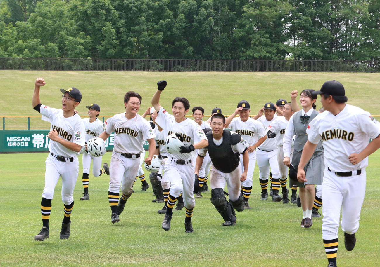 初戦突破を決めた芽室ナイン（撮影・保坂果那）