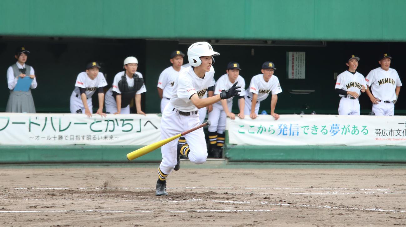 2回裏芽室無死一、二塁、右前打を放つ渡辺琉（撮影・保坂果那）