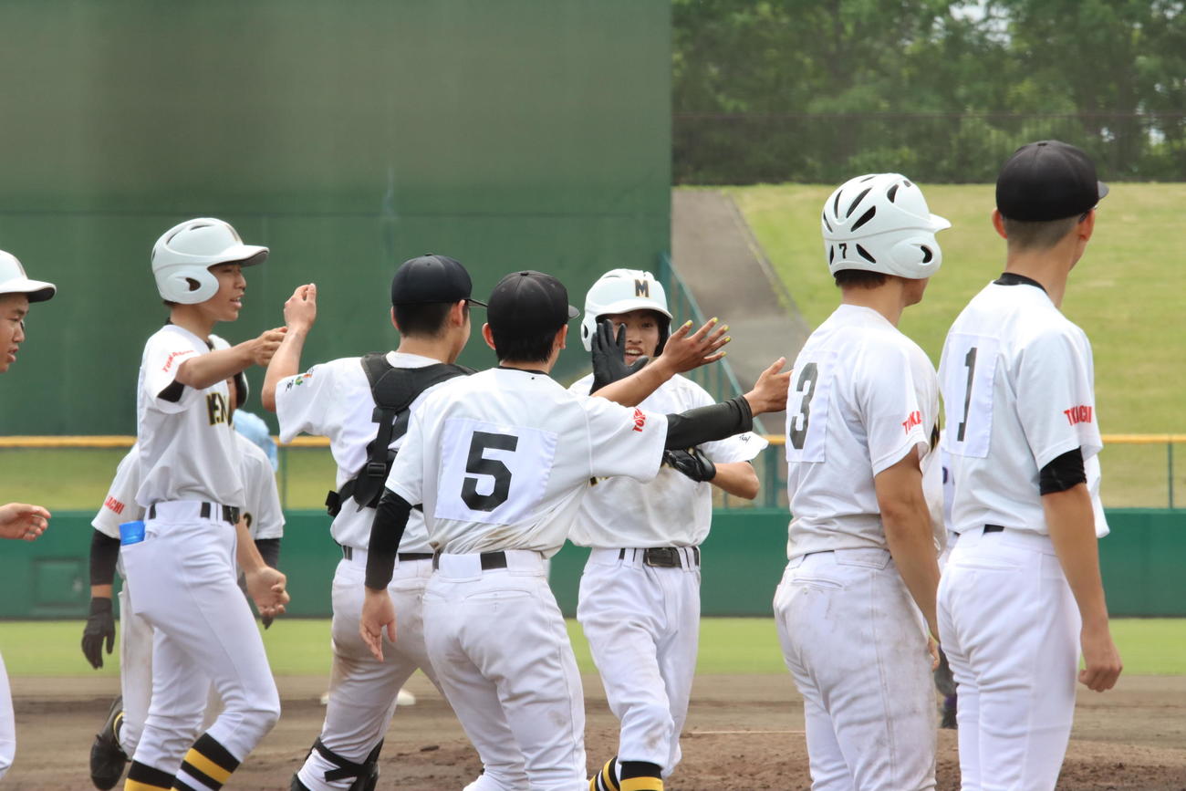 6回にコールド勝ちを決める適時打を放った渡辺琉（中央）はチームメートとハイタッチする（撮影・保坂果那）