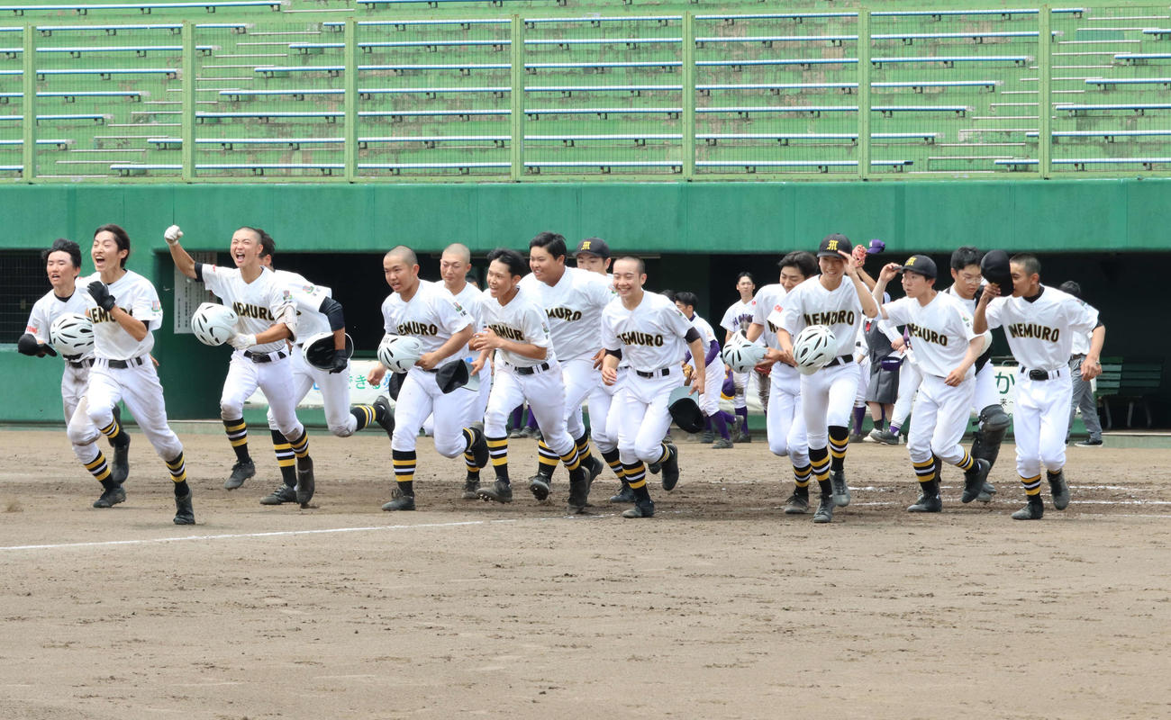 初戦突破を決めた芽室ナイン（撮影・保坂果那）