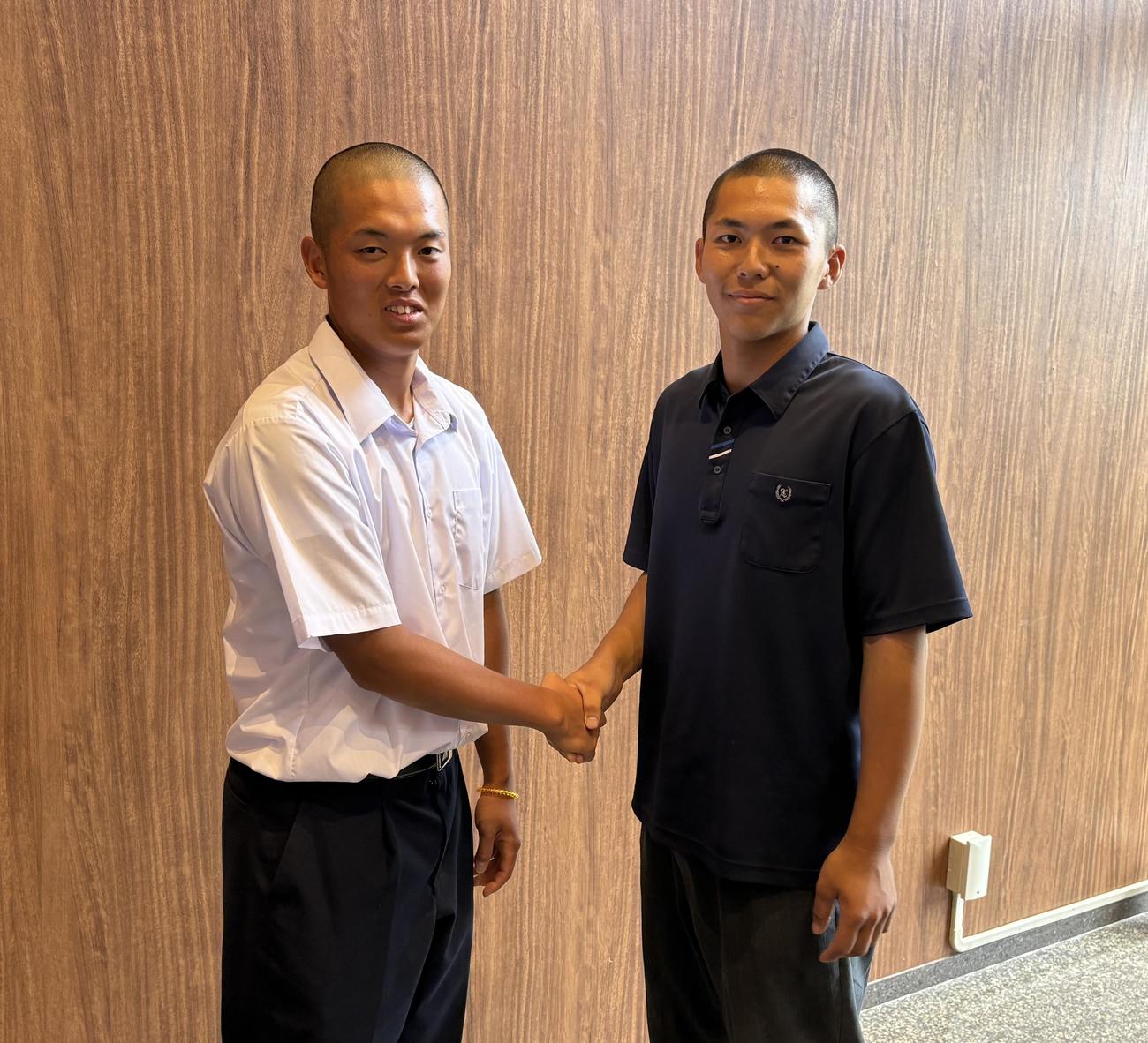 初戦から激突する智弁学園の少路主将と高田商の石井主将（写真右）ががっちりと握手をかわす（撮影・林亮佑）