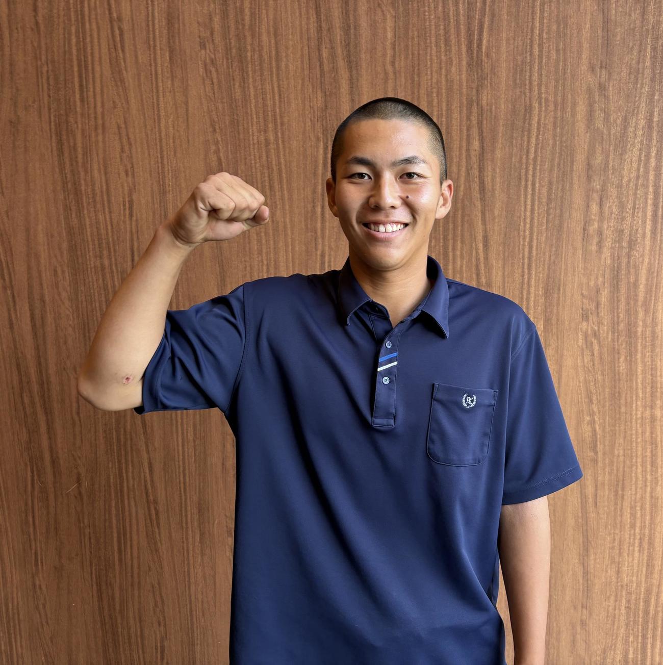 高田商の石井主将がガッツポーズを作る（撮影・林亮佑）