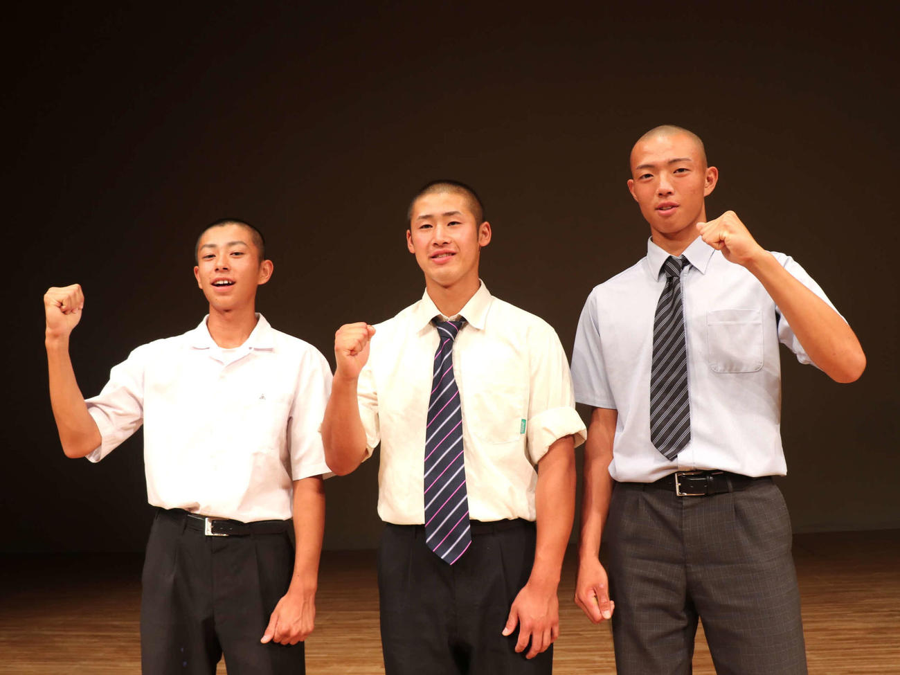 京都大会抽選会に出席した主将3人。左から選手宣誓の西舞鶴・布川、今春初優勝の京都共栄学園・一色、京都国際・倉橋（撮影・中島麗）