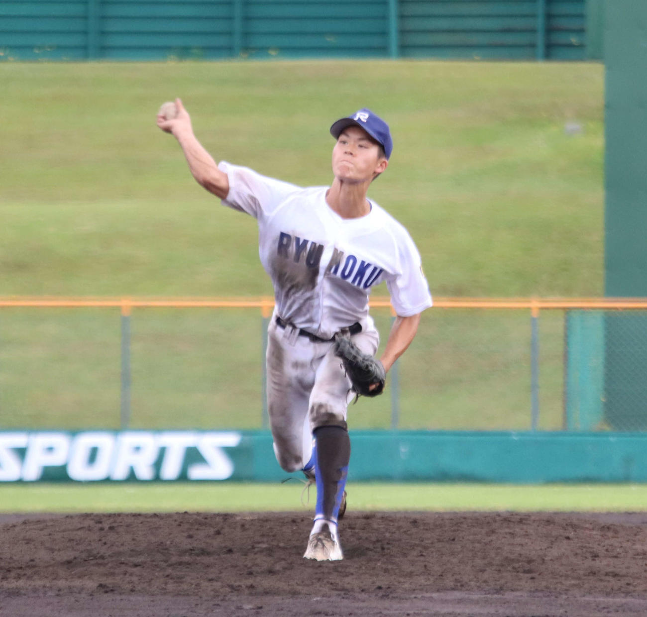 6回から救援した札幌龍谷学園の中山（撮影・保坂果那）