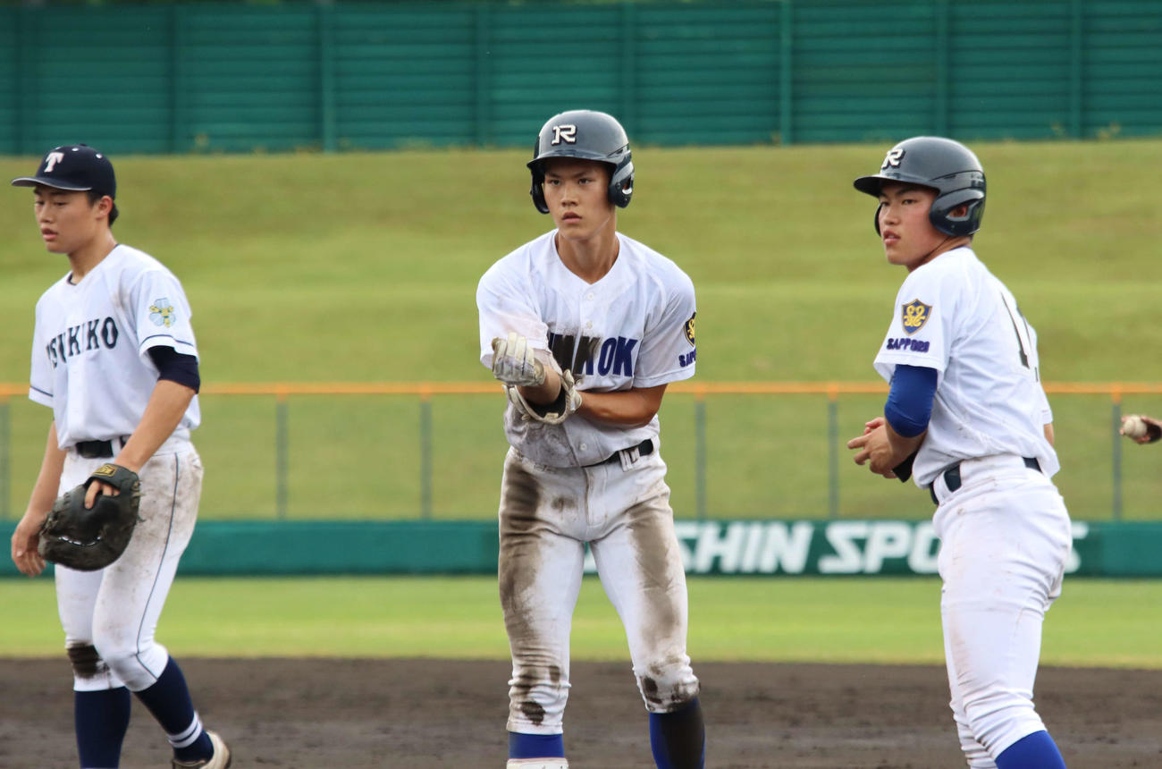 4回表札幌龍谷学園2死三塁、右前適時打を放った中山（中央）（撮影・保坂果那）