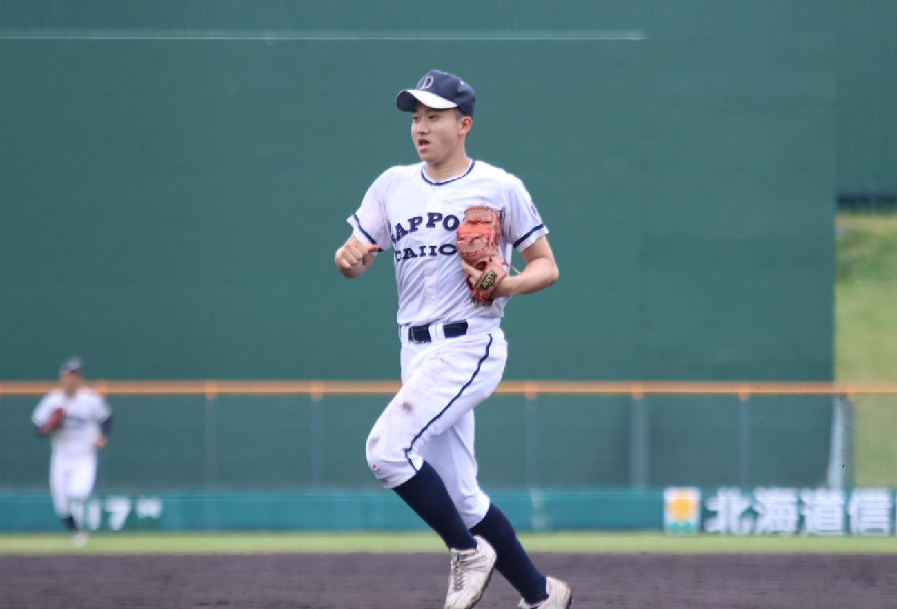 勝利が決まり、整列に向かう札幌第一の半田（撮影・保坂果那）