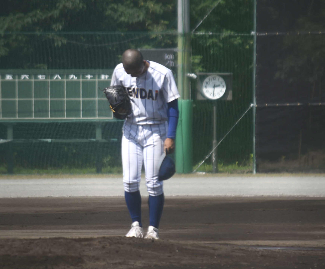 マウンドに上がる前に帽子を取ってお辞儀する健大高崎の佐藤龍（撮影・平山連）