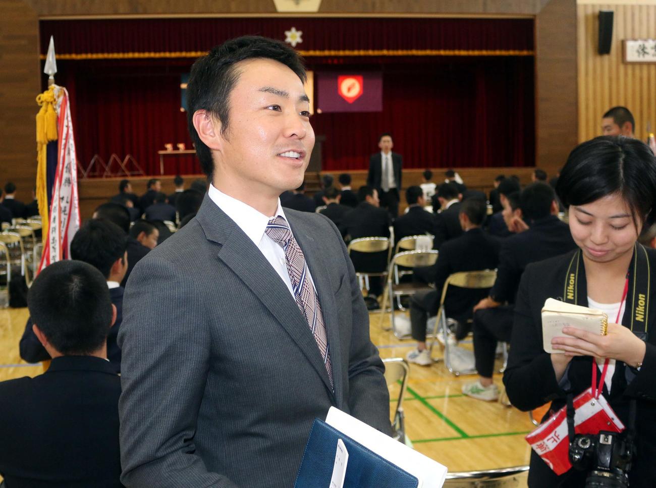 札幌南の田畑監督（左）（2018年4月24日撮影）